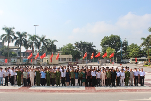Cựu học viên khoá D4 dâng hương tại tượng đại Chủ tịch Hồ Chí Minh